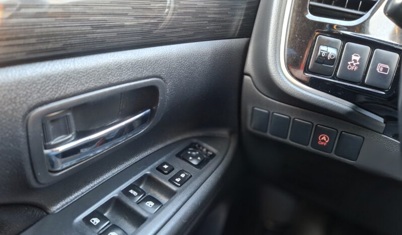Mitsubishi Outlander 2.2 DI-D Intense 4WD 7Miest full